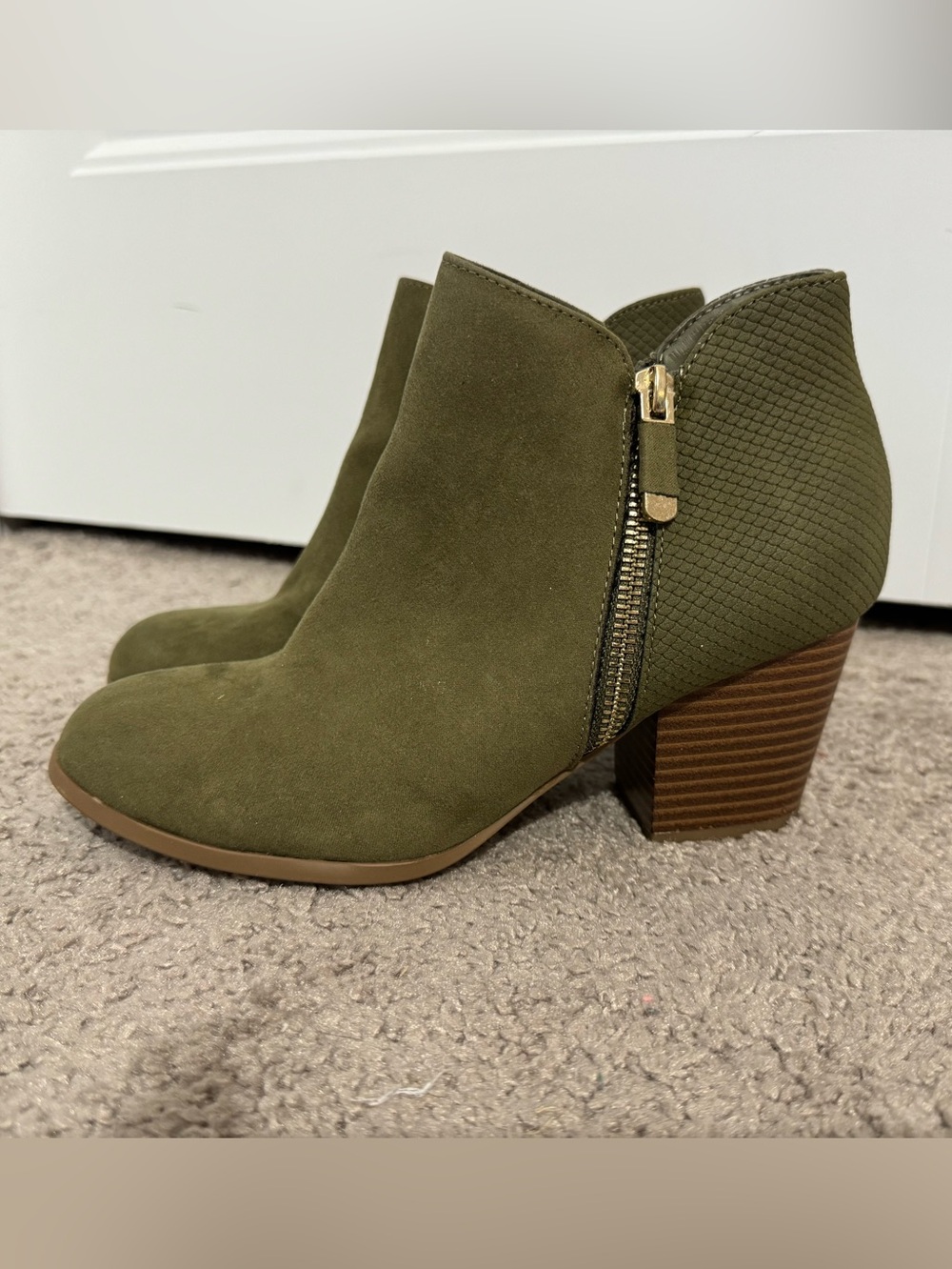 Pretty Style & Co. size 7 olive green faux suede Masrina booties nwot